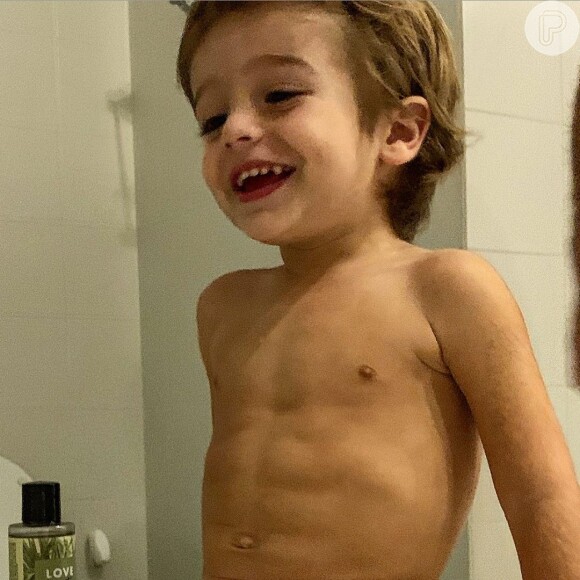 Rafa Brites mostra foto do filho, Rocco, com barriga sarada