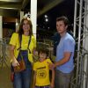 Carolina Dieckmann vai com o filho José e o marido, Tiago Worcman a jogo de basquete no Rio de Janeiro
