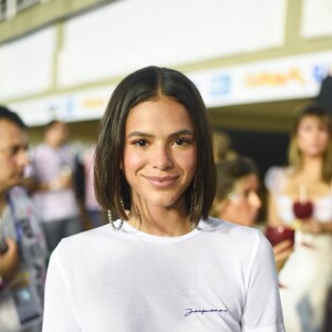 Bruna Marquezine também já usou uma T-Shirt da Jacquemus no pós-Carnaval do Rio de Janeiro