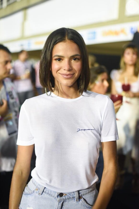 Bruna Marquezine também já usou uma T-Shirt da Jacquemus no pós-Carnaval do Rio de Janeiro