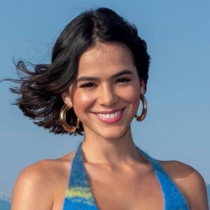 Vestido listrado e bolsa de palha: o look de Marquezine em desfile da Jacquemus nesta sexta-feira, dia 24 de junho de 2019