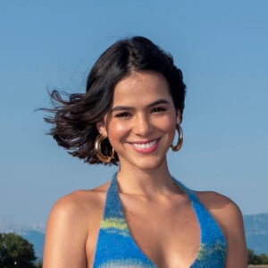 Bruna Marquezine optou por uma maquiagem suave para evento de moda no Sul da França