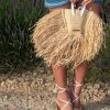 Bruna Marquezine usou sandálias de madeira e bolsa de palha da marca Jacquemus