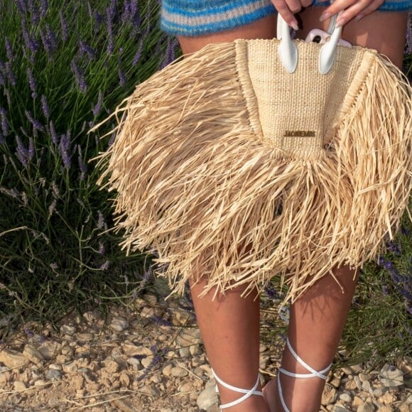 Bruna Marquezine usou sandálias de madeira e bolsa de palha da marca Jacquemus