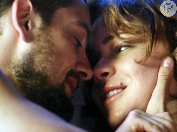 Cristina (Leandra Leal) e Vicente (Rafael Cardoso) estão apaixonados, em 'Império'