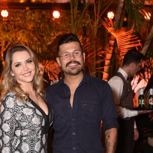 O sertanejo Marcos e sua mulher vão à festa de 37 anos de Simaria