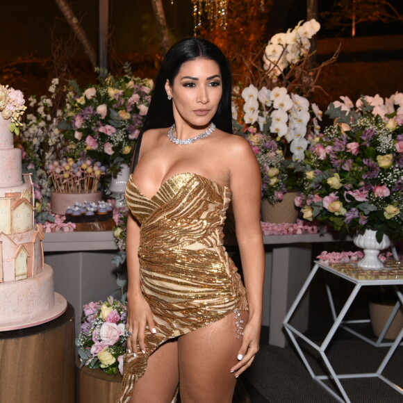 Simaria combinou decote e assimetria em look dourado ao festejar 37 anos