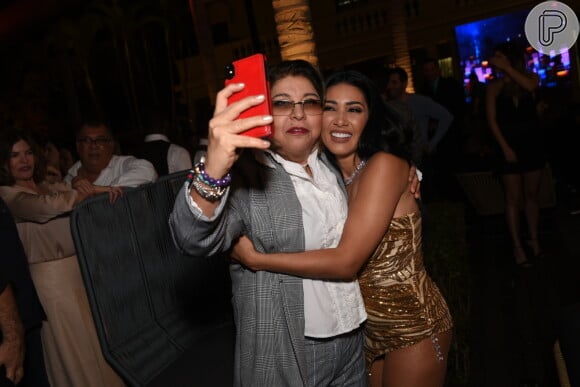 Roberta Miranda faz selfie com Simaria em festa de luxo de 37 anos da cantora, no Jardins, em São Paulo, na noite desta quarta-feira, 26 de junho de 2019