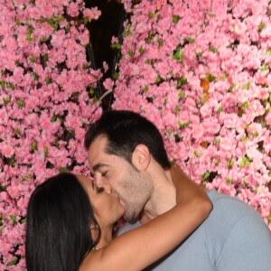Simaria troca beijos com o marido, Vicente, em festão de luxo