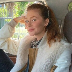 Marina Ruy Barbosa desfilou look estiloso durante a viagem, avaliado em mais de R$48 mil.