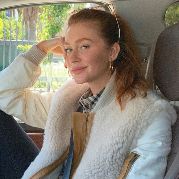 Marina Ruy Barbosa desfilou look estiloso durante a viagem, avaliado em mais de R$48 mil.