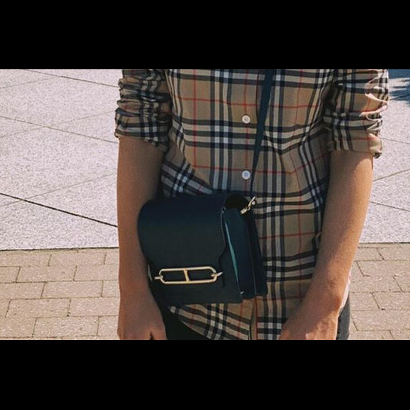 A bolsa de Marina Ruy Barbosa é a Sac Roulis, da Hermès e o preço dela está entre R$29 mil e R$34 mil.