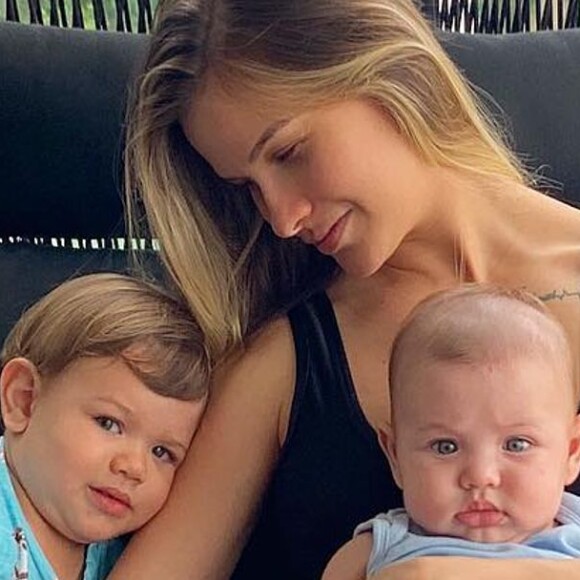 Andressa Suita recorreu aos pais para cudiar dos filhos, Gabriel e Samuel, após trocar a prótese de silicone nos seios