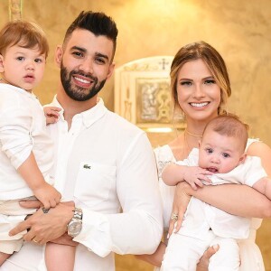 Filho mais novo de Andressa Suita e Gusttavo Lima, Samuel, de 11 meses, 'invadiu' ensaio fotógrafico do irmão, Gabriel e se encantou com bexigas