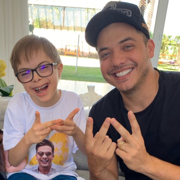 Wesley Safadão e João Miguel fizeram o símbolo que é uma marca registrada do cantor cearense