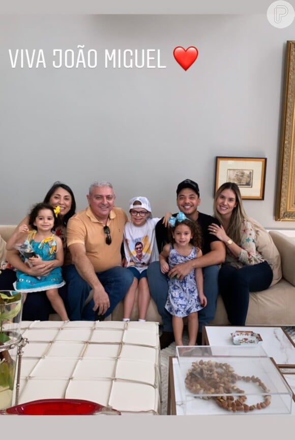 Wesley Safadão posou com a mulher, Thyane Dantas, a filha Ysis e a família de João Miguel