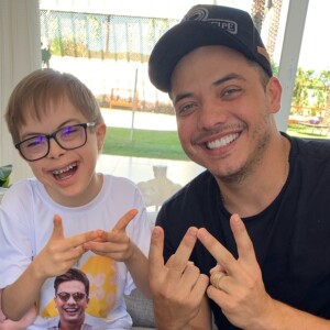 Wesley Safadão recebe em sua casa no Ceará o fã com síndrome de Down que o homenageou em festa