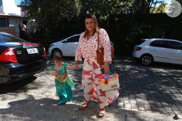 Preta Gil chega à missa em celebração à recuperação de Benício com a neta, Sol de Maria
