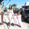 Daniela Sarahyba chega à casa de Luciano Huck e Angélica com as filhas