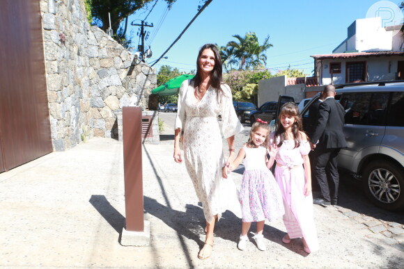 Daniela Sarahyba chega à casa de Luciano Huck e Angélica com as filhas