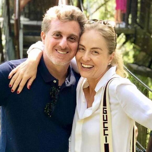 Angélica e Luciano Huck recebem amigos em missa pela recuperação de Benício, em 30 de junho de 2019