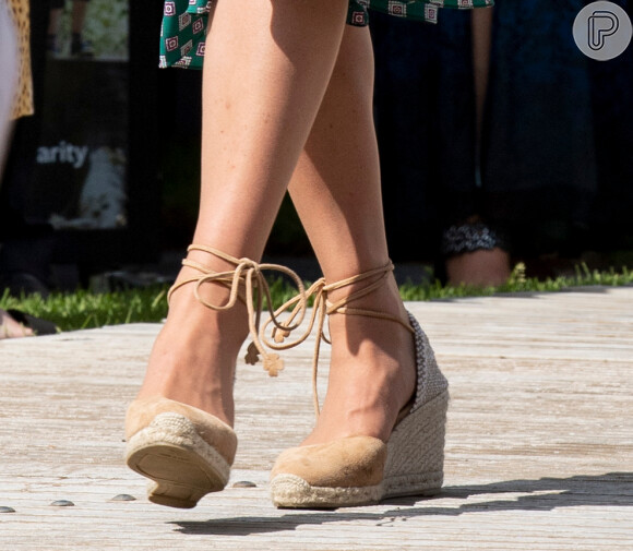 Kate Middleton usou sandália espadrille para o compromisso com estudantes