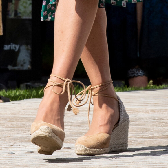 Kate Middleton usou sandália espadrille para o compromisso com estudantes