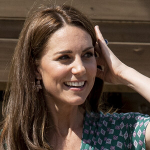 Kate Middletone escolheu uma produção leve e descontraída para piquenique com estudantes