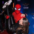 Larissa Manoela foi surpreendida e carregada no colo pelo personagem do filme 'Homem-Aranha' em sessão especial no cinema