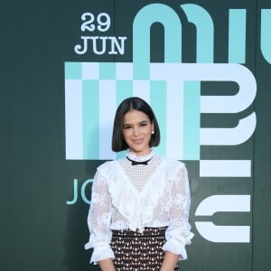 Fashionista! Bruna Marquezine combinou o coturno com minissaia estampada