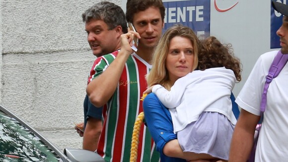 Leticia Spiller almoça com o marido e a filha em restaurante italiano, no Rio