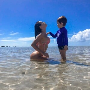 Adriana Sant'Anna viajou com os filhos para Porto das Pedras, no Alagoas