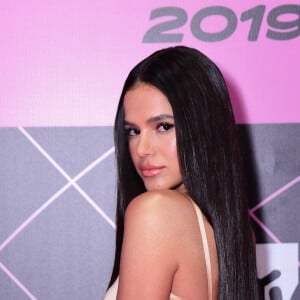 Bruna Marquezine usou lace de cabelo ultralongo, quase chegando ao bumbum