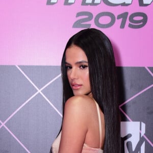 Bruna Marquezine adora inovar em produçõe e, nesta quarta-feira (03), surgiu com cabelo poderoso