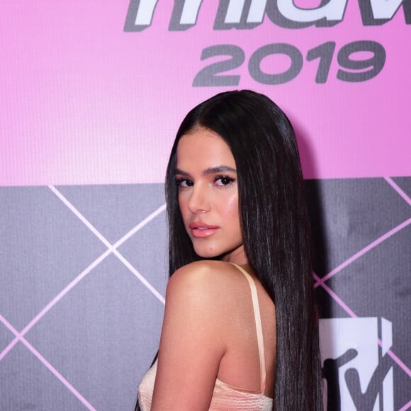 Bruna Marquezine valoriza corpo enxuto em look justo e mini