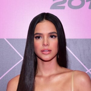 Bruna Marquezine voltou a apostar na trend do cabelo ultralongo para premiação em São Paulo