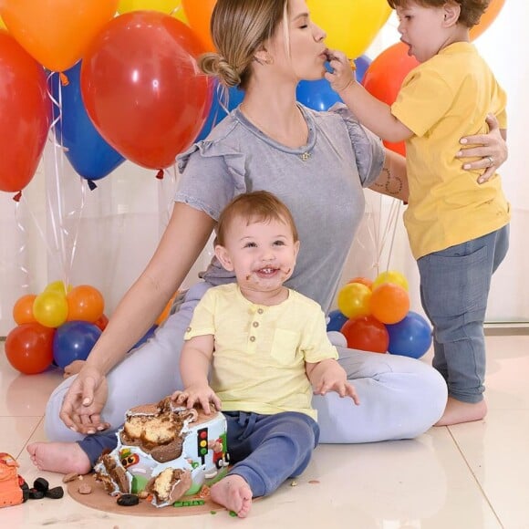 Andressa Suita fez a festa em casa ao comemorar o segundo ano de vida de Gabriel