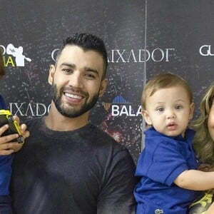 Filhos de Gusttavo Lima e Andressa Suita, Gabriel e Samuel combinaram roupinhas em show do pai