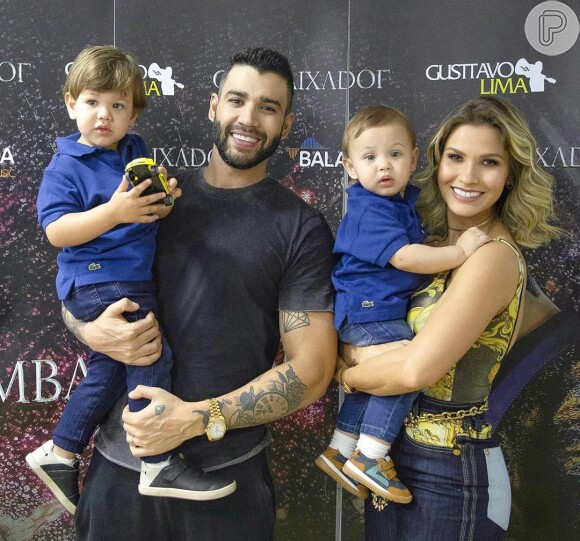 Filhos de Gusttavo Lima e Andressa Suita, Gabriel e Samuel combinaram roupinhas em show do pai