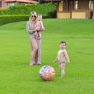 Gabriel e Samuel, filhos de Andressa Suita e Gusttavo Lima, usaram estampa combinando com a da mãe em dia de praia