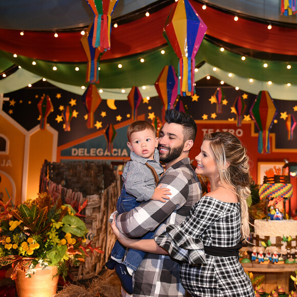 O primeiro aniversário de Gabriel foi comemorado com festa junina