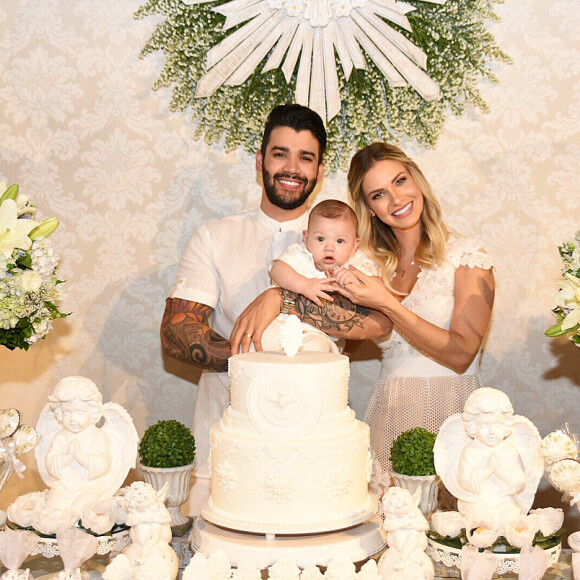 Gusttavo Lima e Andressa Suita usaram branco no batizado de Gabriel, primeiro filho do casal
