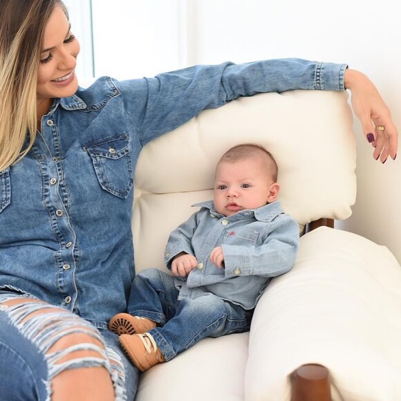 Andressa Suita e o filho mais velho, Gabriel, em seus primeiros meses de vida, usaram looks parecidos em foto