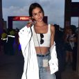 A combinação calça jeans, croppes e tênis foi a escolha de Bruna Marquezine para curtir festival de música com muito estilo.