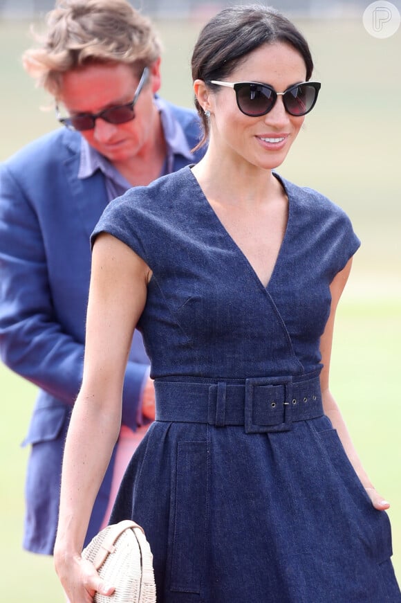 Vestido jeans midi foi a escolha de Meghan Markle para evento prestigiado por ela e o marido, Príncipe Harry.
