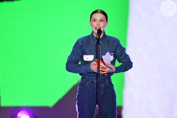 Millie Bobby Brown usou jaqueta jeans personalizada para receber prêmio.