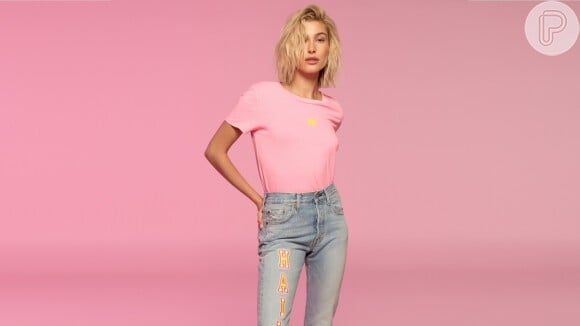 Jeans e camiseta: Hailey Bieber caprichou no estilo na hora de usar look essencial do mundo da moda.
