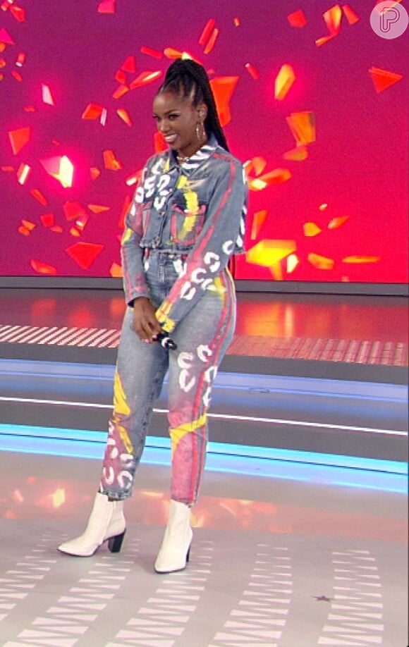 Iza usou conjunto de calça e jaqueta jeans cheio de estilo durante o programa 'A Hora do Faro'.