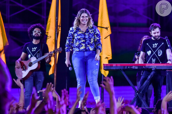 Jeans em shor: Marília Mendonça apostou em calça denim na hora de se apresentar para os fãs.
