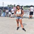 Short jeans, cropped e tênis: Giulia Costa optou por look fresco e confortável para curtir festival de música.